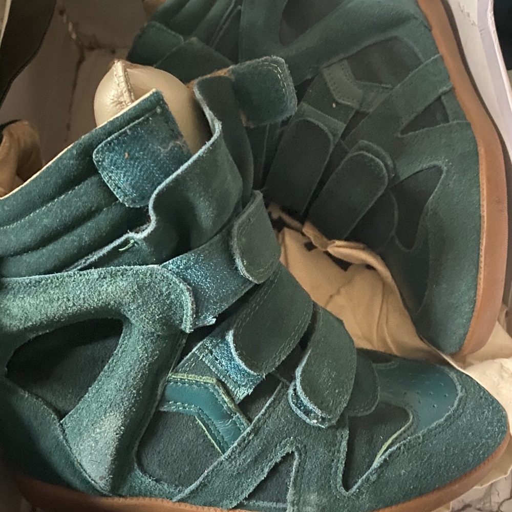 Green heel wedges